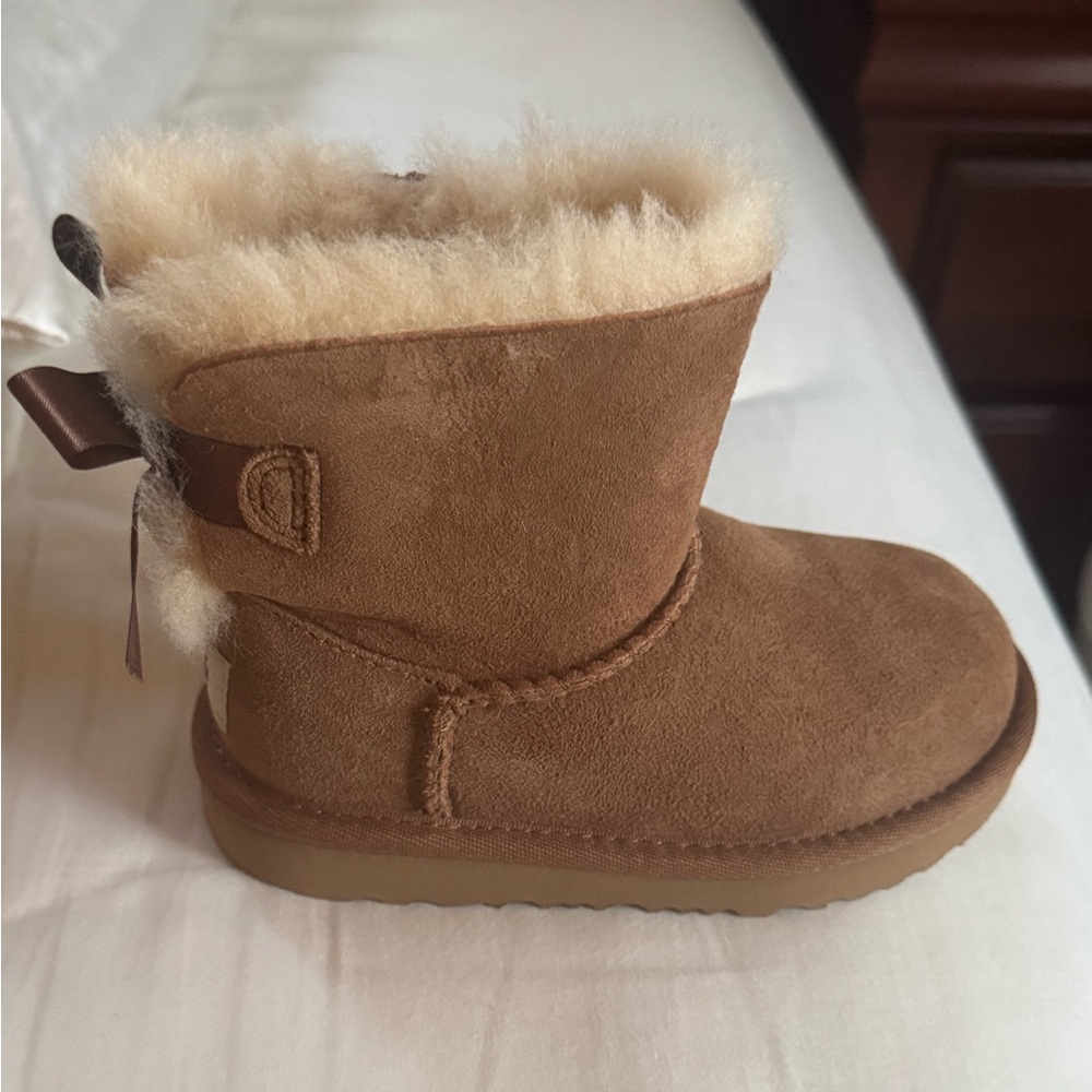 UGG Mini Bailey Booties with Bow in Chesnut NEW in box kids size 9